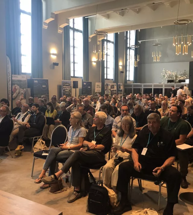 Een zaal met vele buitenlandse experten volgen meerdere sessies 